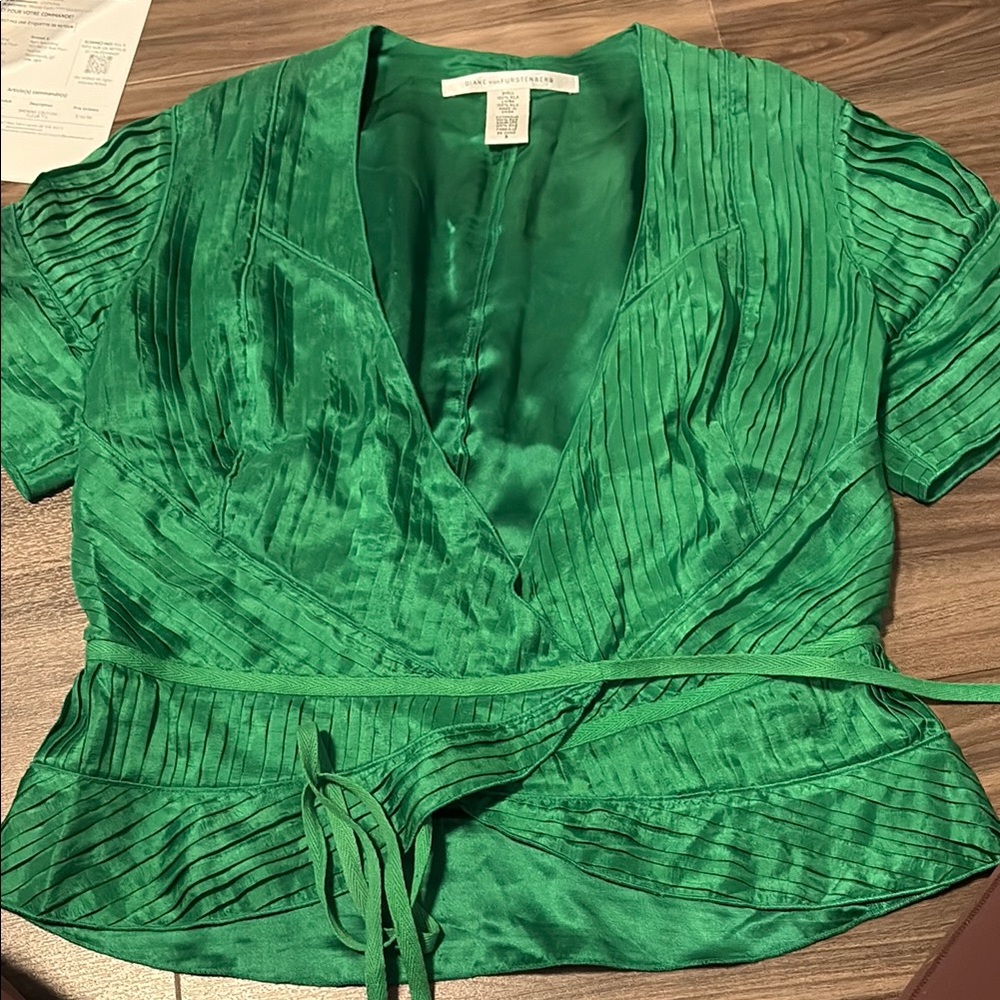 DVF Green pleated silk wrap blouse. VGUC. Fits like 2